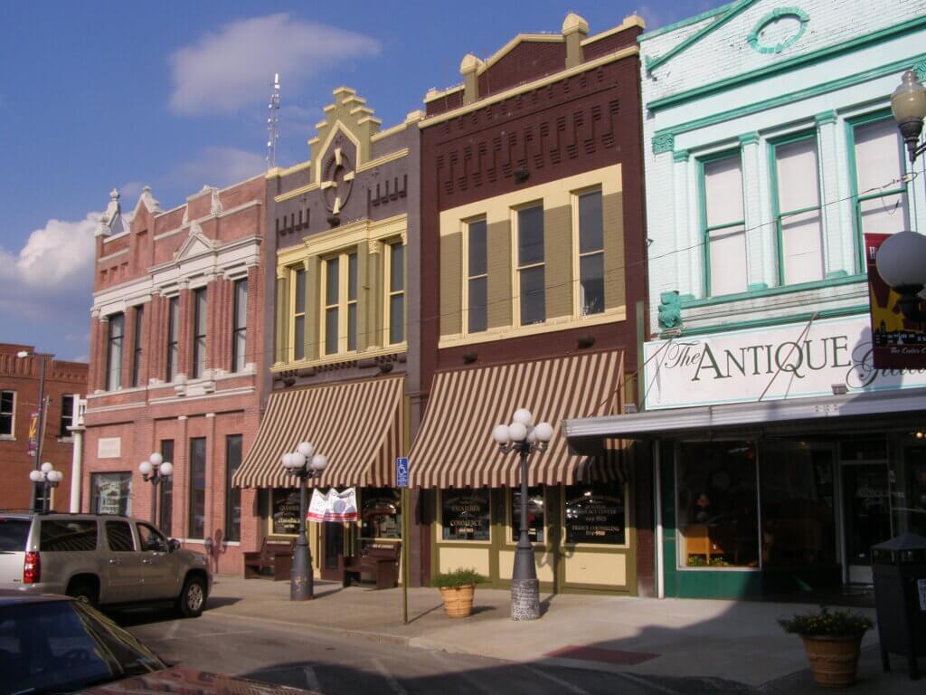 Lebanon Downtown showing an antique store